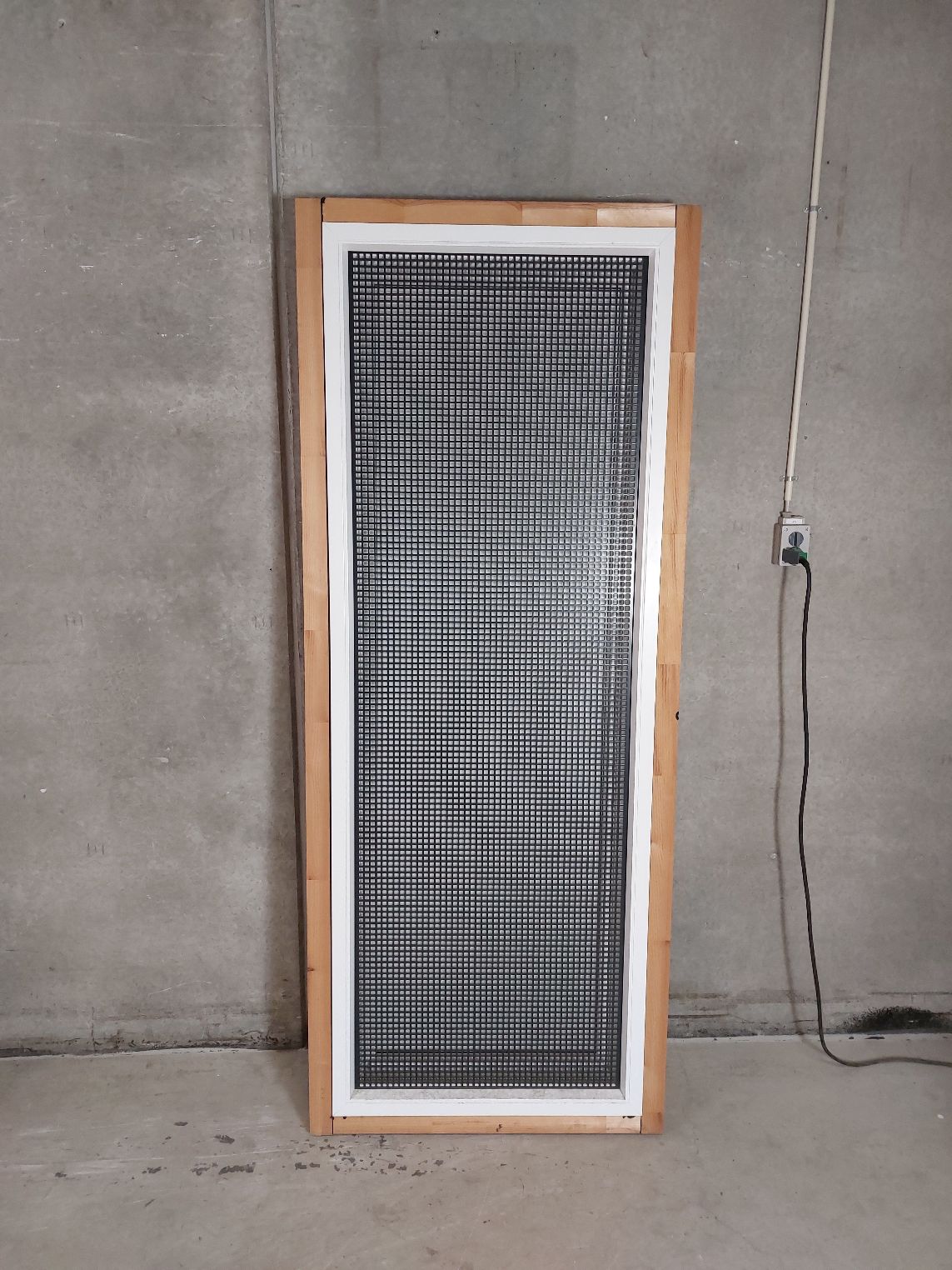Skoddeelement i træ/alu med metalgitter og 3-punktslås, 74,5 x 204,5, Højre ind