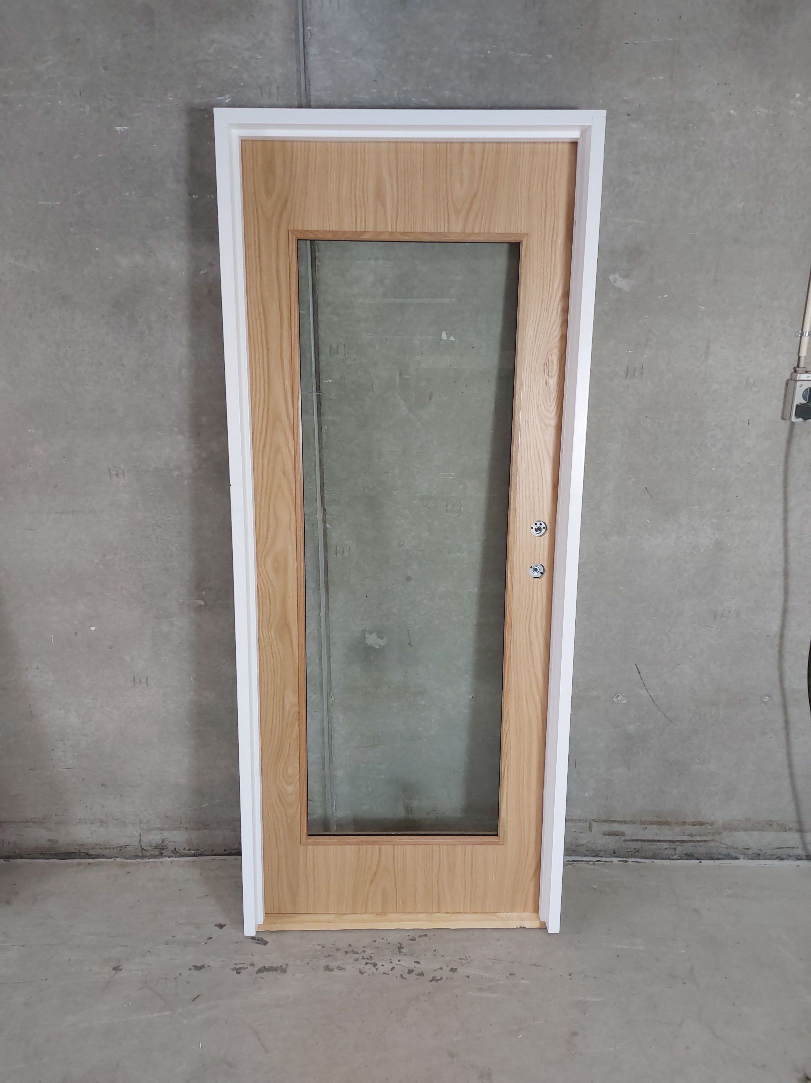 Kompakt glasdør med lakeret egetræsfiner, 84,4 x 201,7, 120MM karm