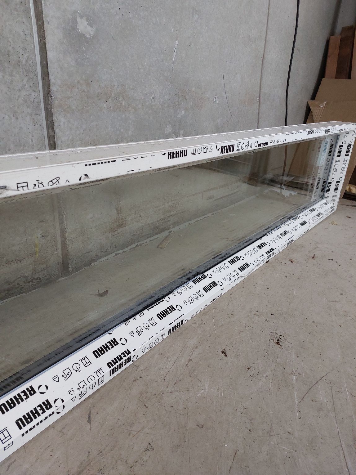 Fastkarms vindue i plast med 3-lags energirude, 238,5 x 47,5