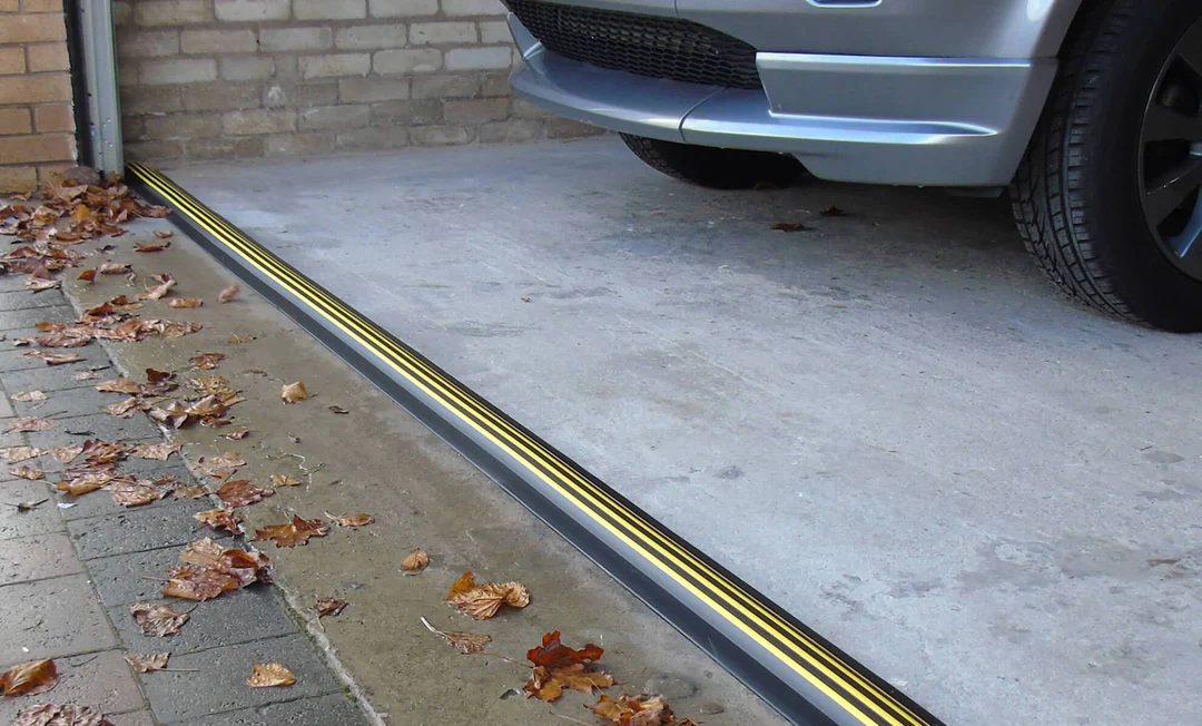 Regnvandsstop til garageport – 30 mm høj – 6,17 meter sæt inkl. 2 stk. lim