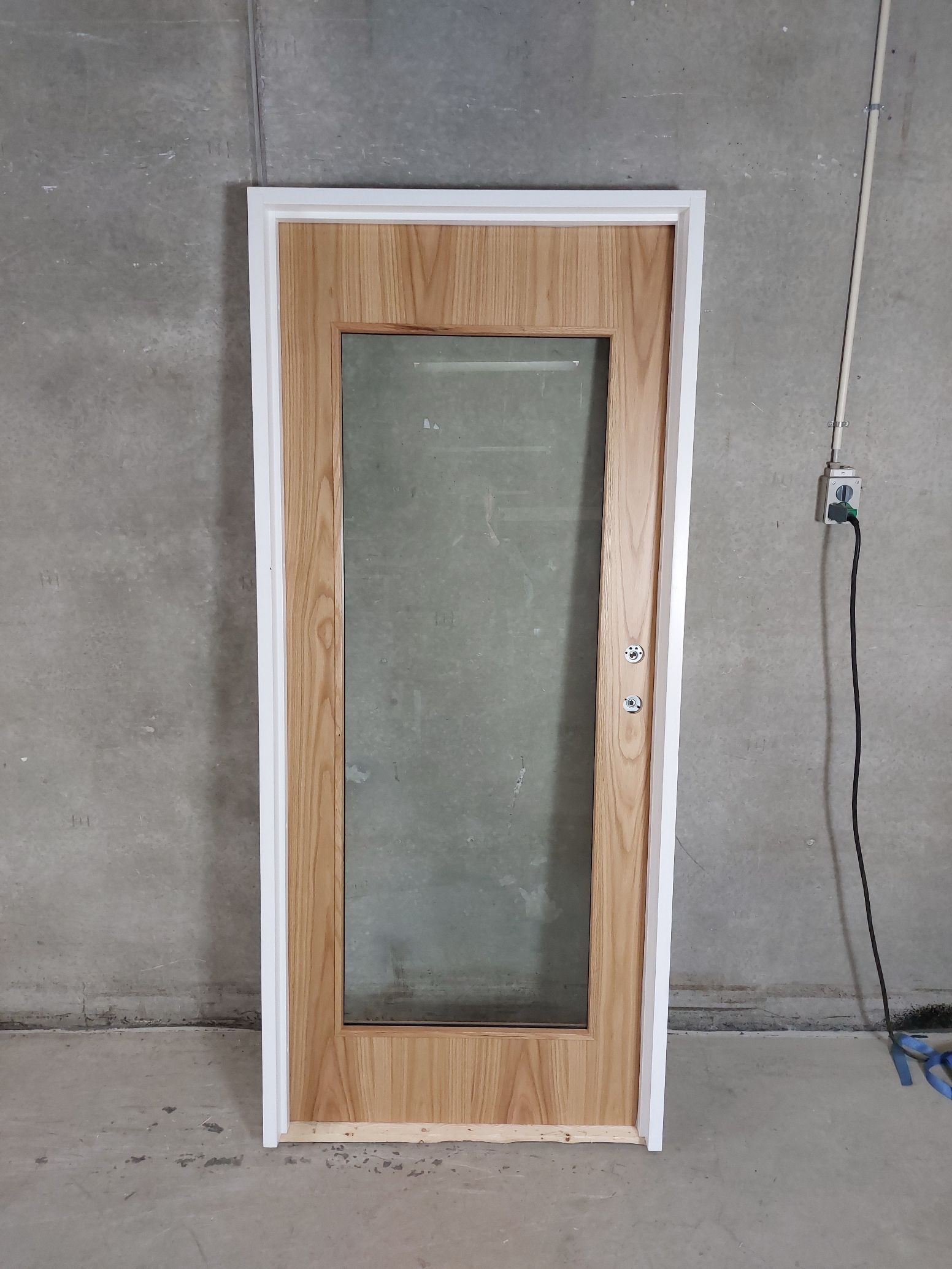 Kompakt dør med lakeret egetræsfiner, 87,2x199,3, 120mm karm, højre