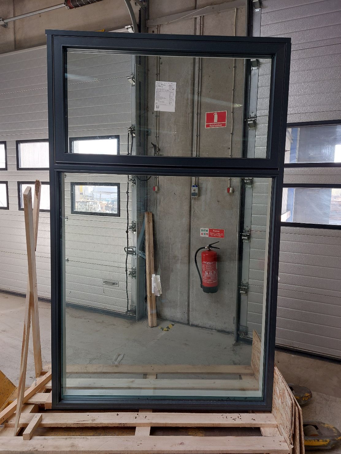 Fastkarm topstyret træ/alu vindue med 3-lags energiruder, 128 x 208,5