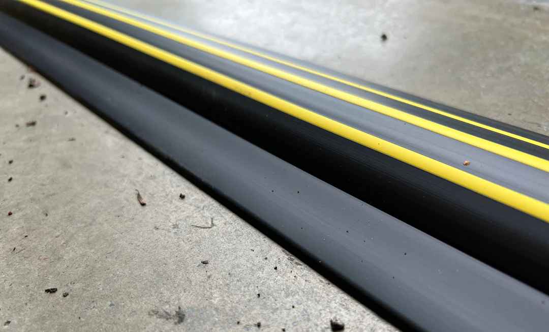 Regnvandsstop til garageport – 25 mm høj – 5,56 meter sæt inkl. 2 stk. lim