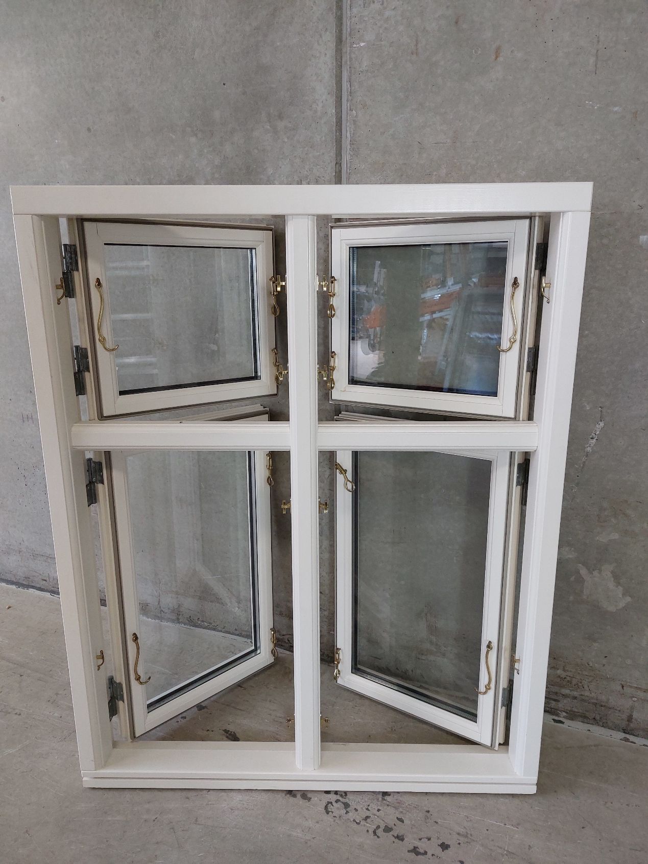 Dannebrogsvindue i hvidmalet træ med 2-lags energiruder, 95 x 119