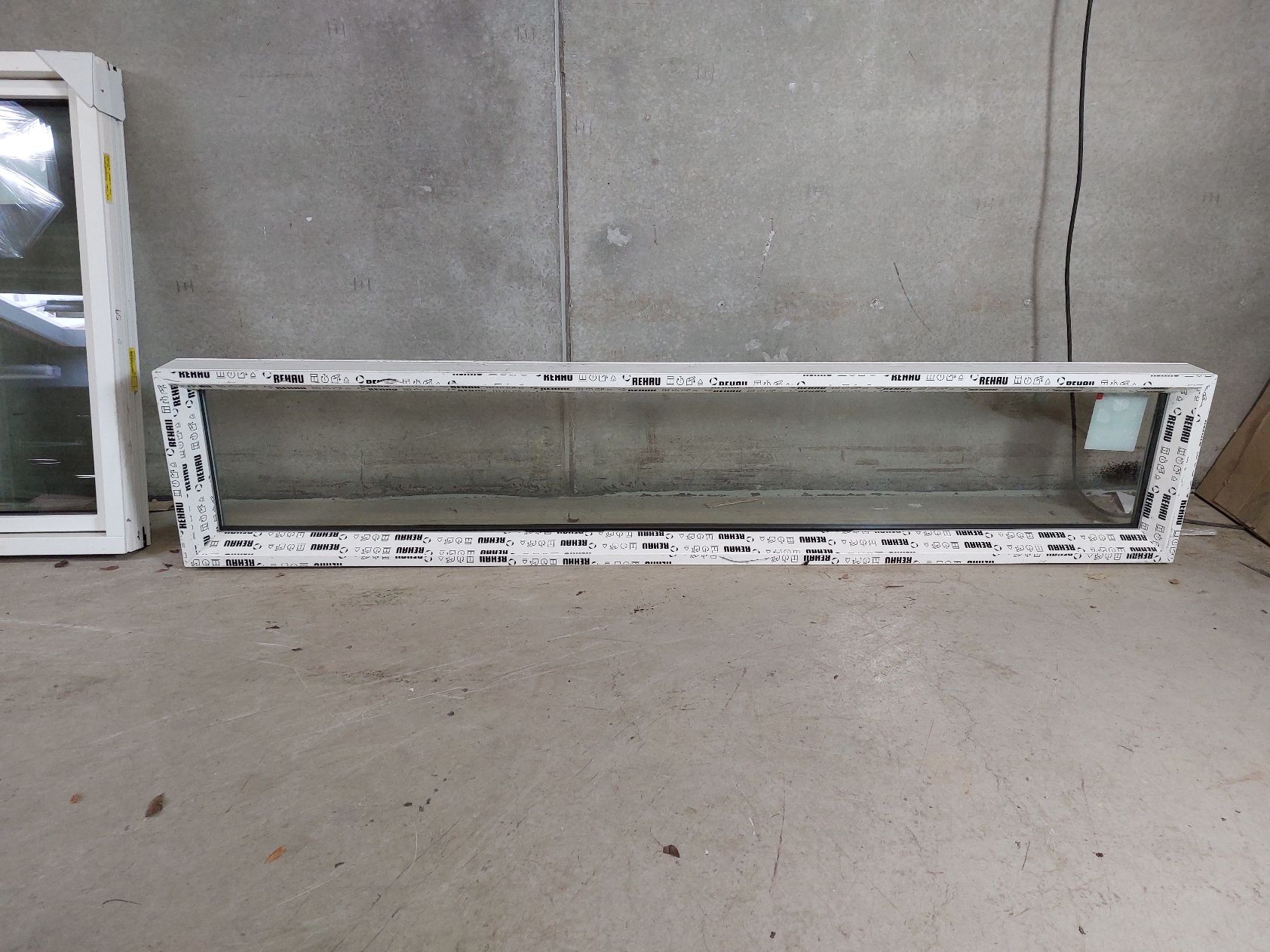 Fastkarms vindue i plast med 3-lags energirude, 238,5 x 47,5
