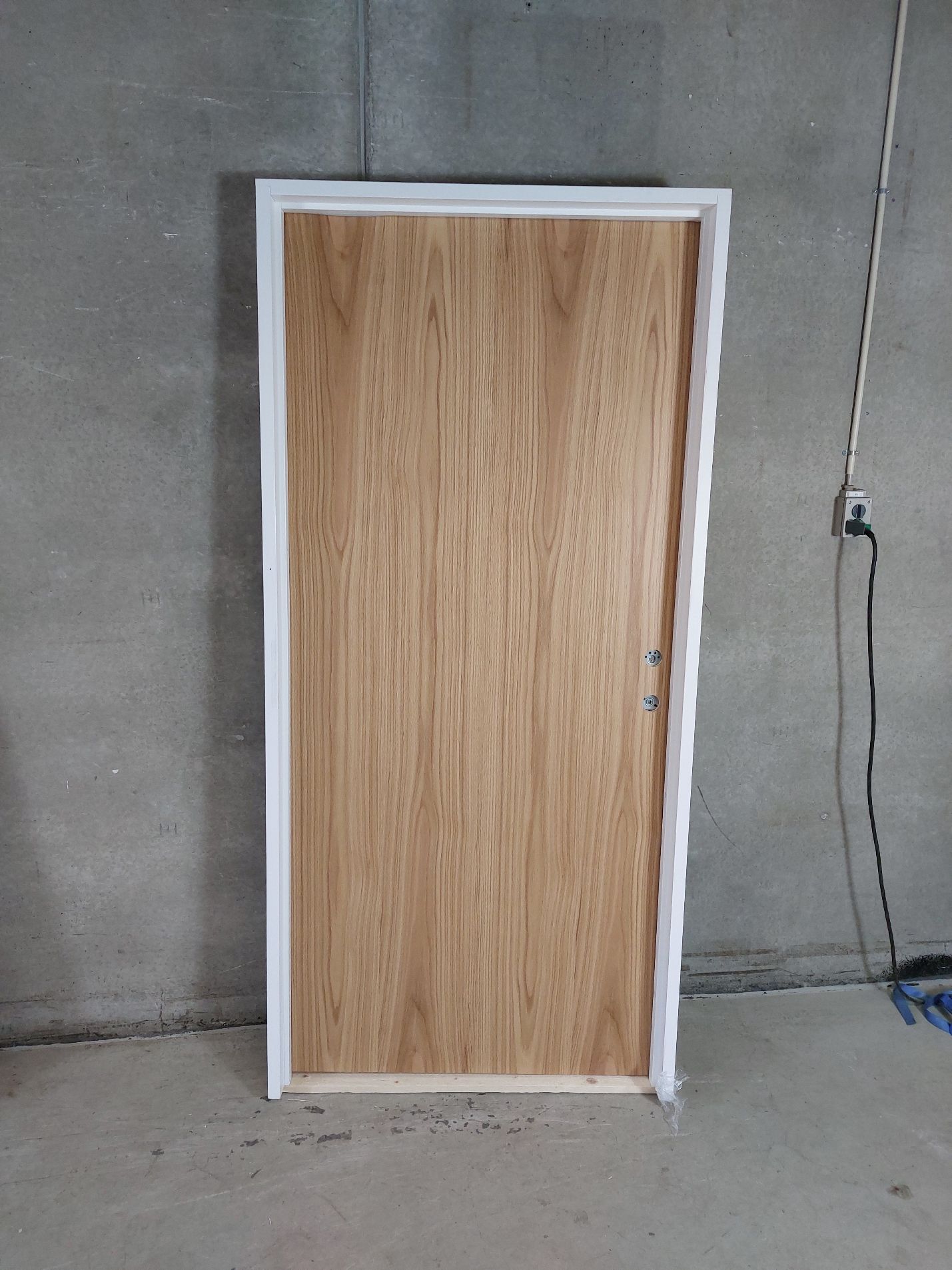 Kompakt dør med lakeret egetræsfiner,98,6x209,7, 126mm karm