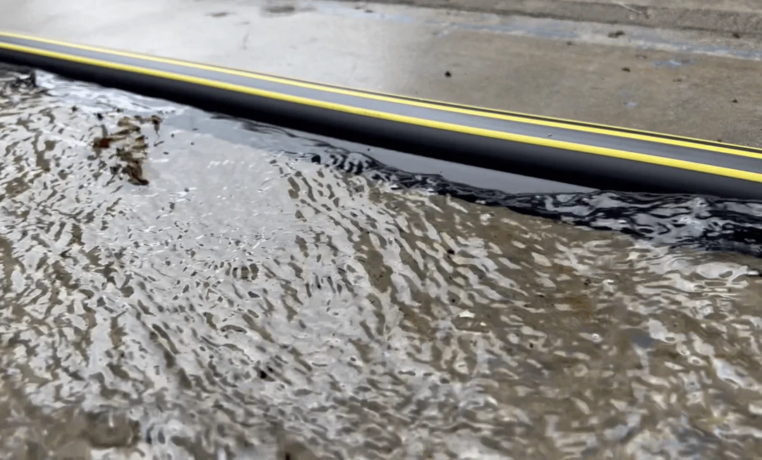 Regnvandsstop til garageport – 25 mm høj – 5,56 meter sæt inkl. 2 stk. lim
