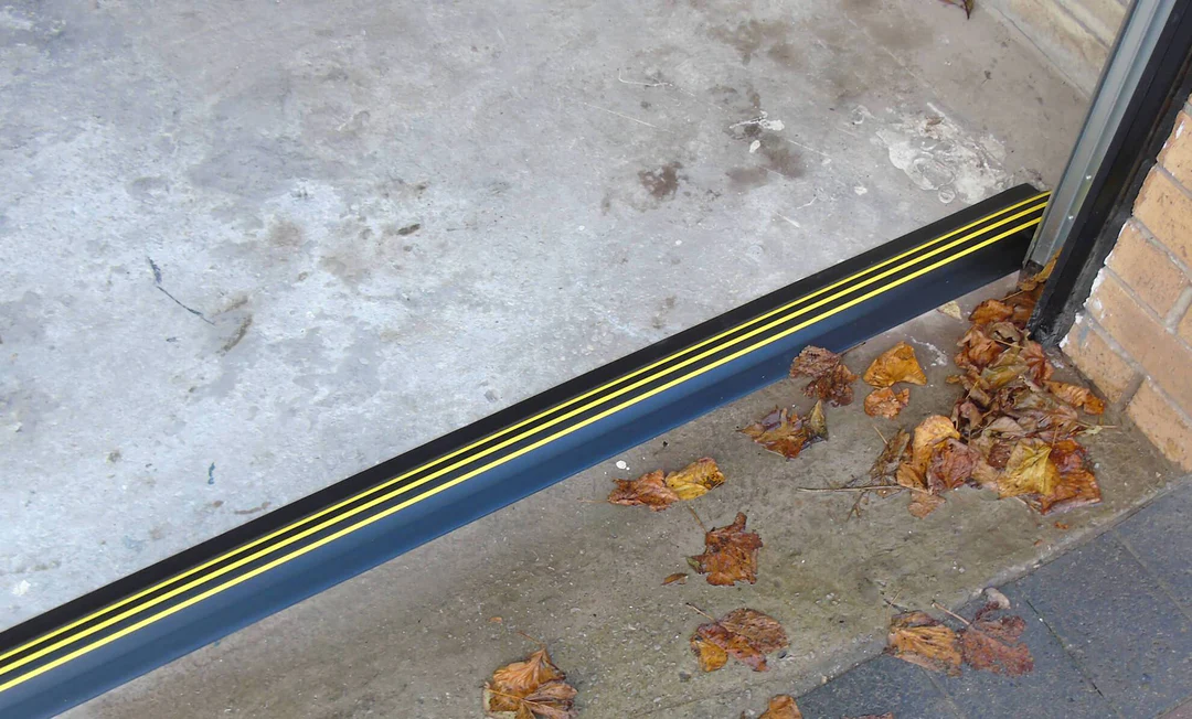 Regnvandsstop til garageport – 25 mm høj – 5,56 meter sæt inkl. 2 stk. lim