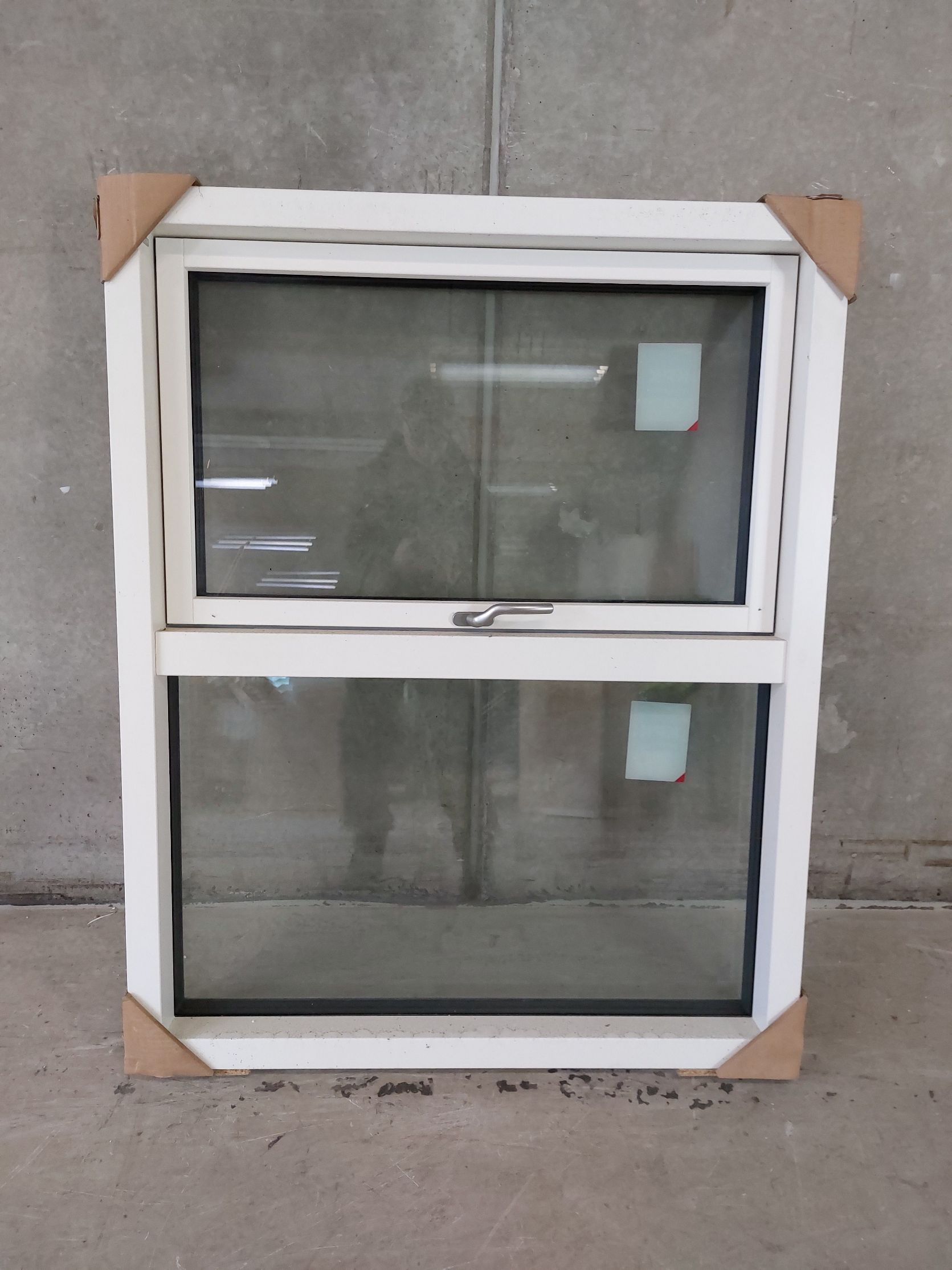 fastkarm topstyret vindue. Paskvilgreb. Solglas mørkere, 95,5 x 118,8