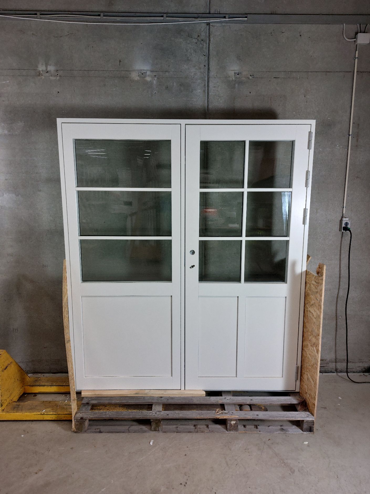 Facadedør med sideparti i træ/alu med 3-lags energiruder, 182 x 208, Højre ind