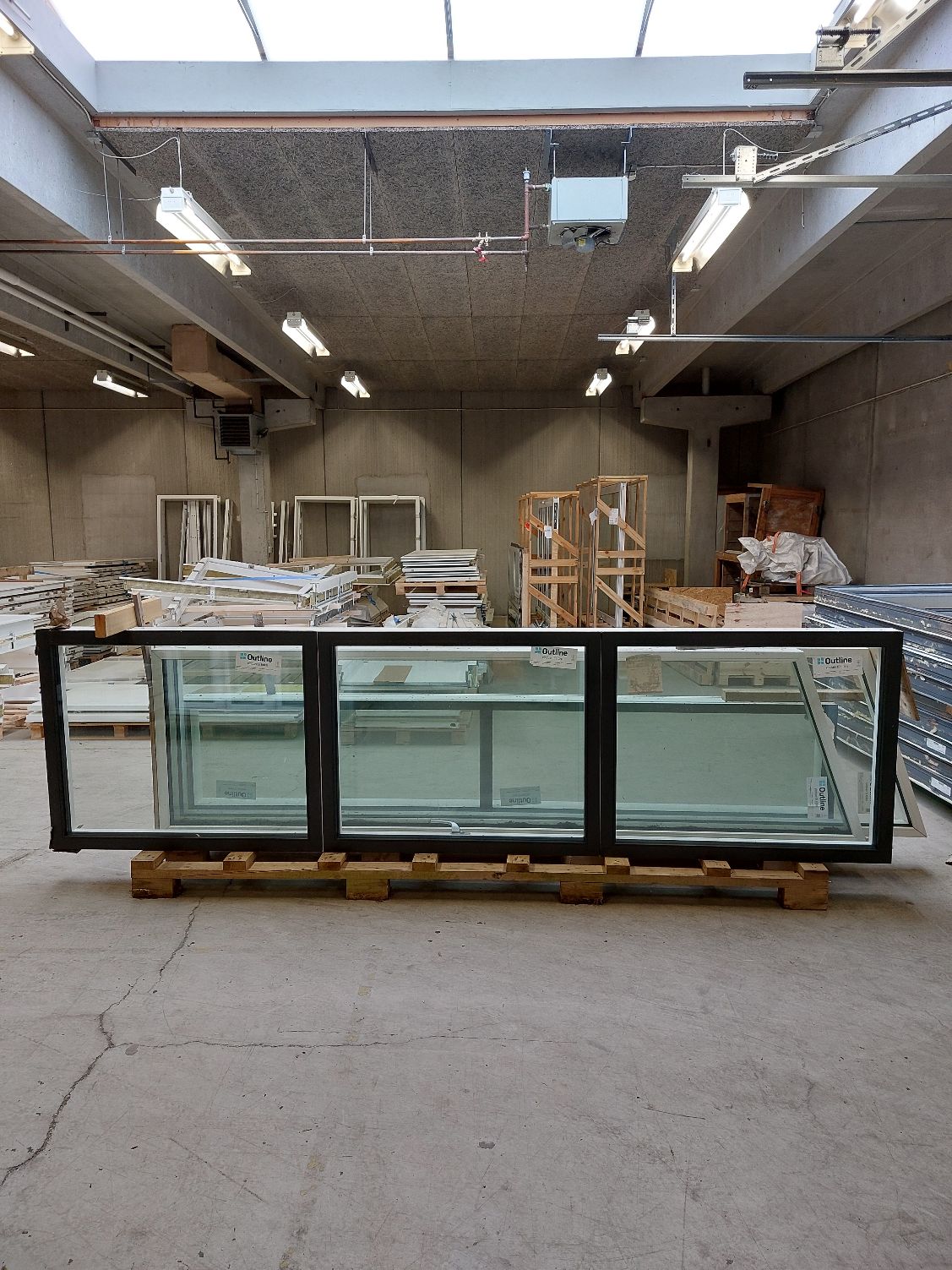 Fastkarms- topstyret vindue med 3 fag, opluk i midt. Træ/alu, 370 x 100
