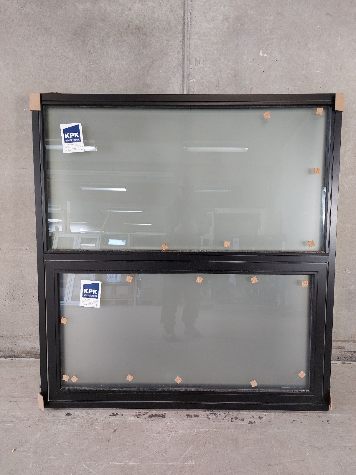 Topstyret fast vindue. Satinmateret 2-lags energiruder, 130,5 x 138