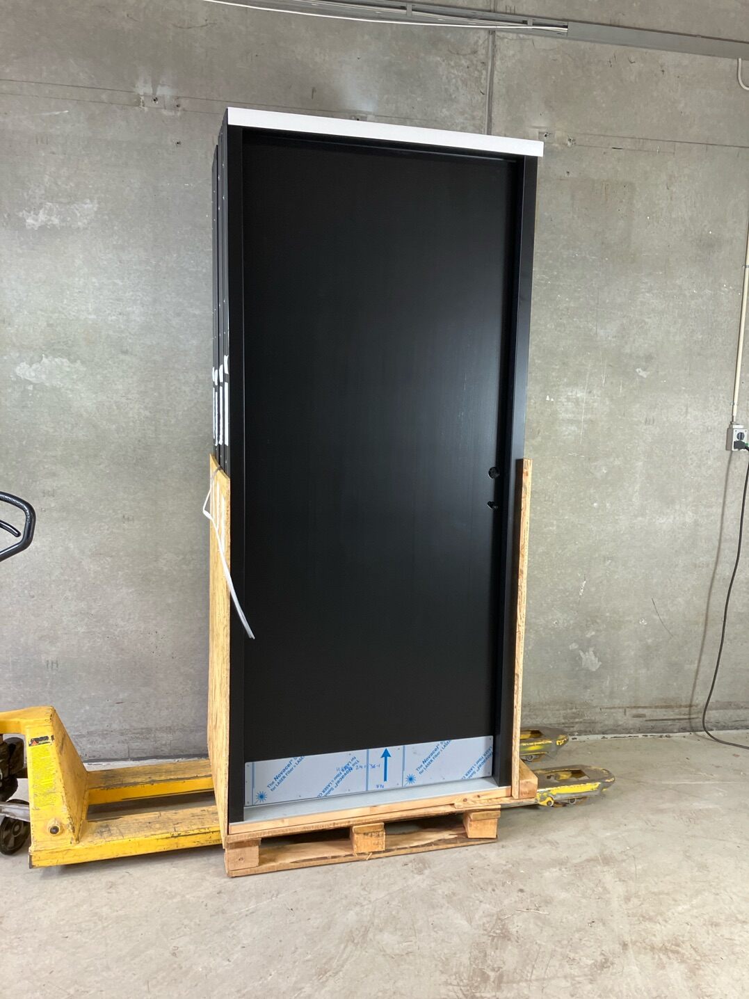 Pladedør i træ med 3-punktslås, lavt alubundstykke, 98,5 x 218,8 cm, Højre ud