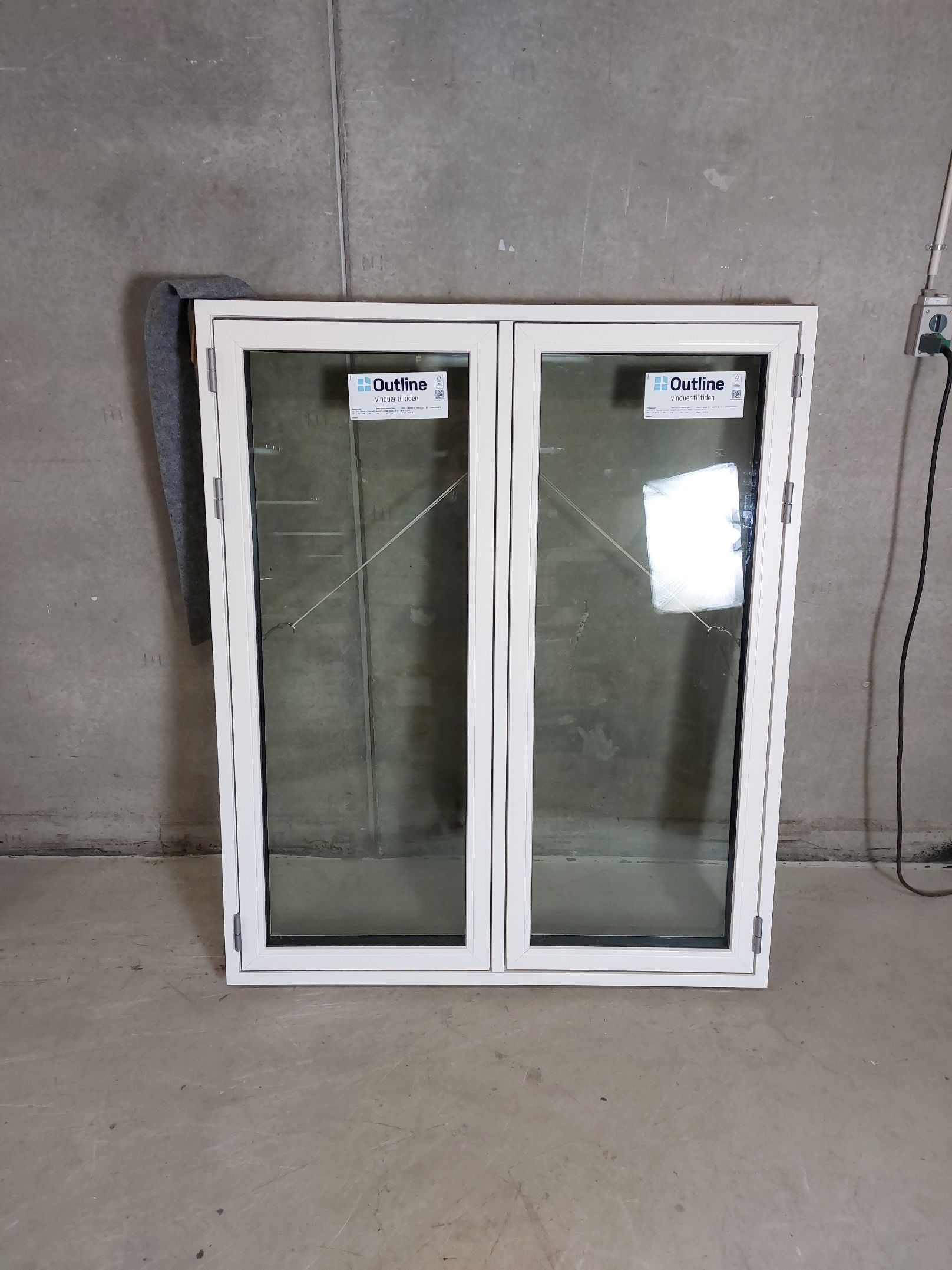 Sidehængt vindue i træ/alu med 3-lags energiruder, 123 x 148