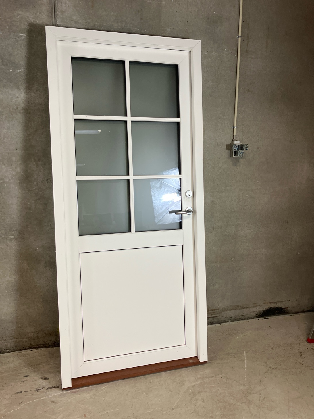 Facadedør i træ alu med 2-lags satin mat glas, 3-punkts lås, 94 x 211, Højre ind
