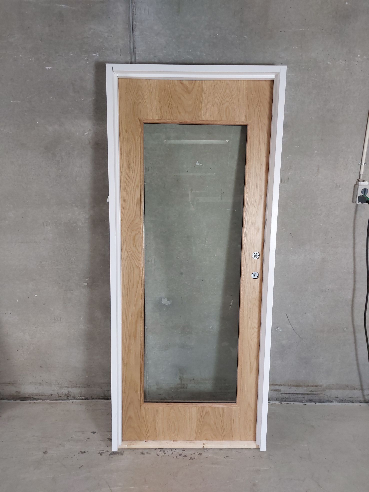 Kompakt dør med lakeret egetræsfiner, 84,9x201, 120mm karm, højre